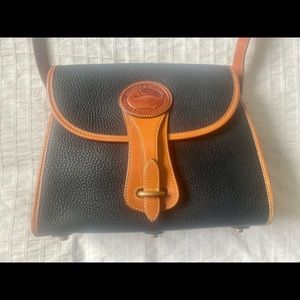 Vintage Dooney and Bourke Crossbody shoulder bag. Mint condition